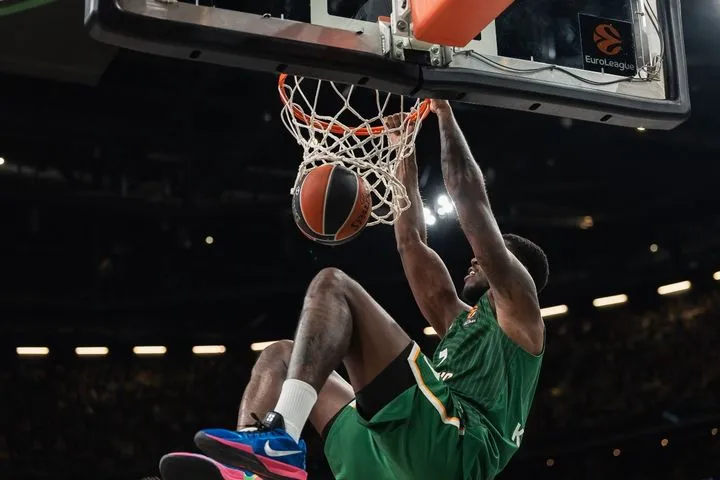 Ζάλγκιρις – Παναθηναϊκός AKTOR: Τα δύο δυναμικά καρφώματα του Μόουζες Ράϊτ στην πρώτη περίοδο κόντρα στους “πράσινους”