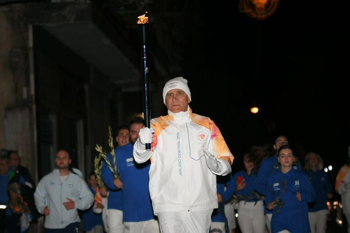 Ο Παναγιώτης Γιαννάκης έτρεξε με την Ολυμπιακή Φλόγα και άναψε το βωμό στη Λαμία