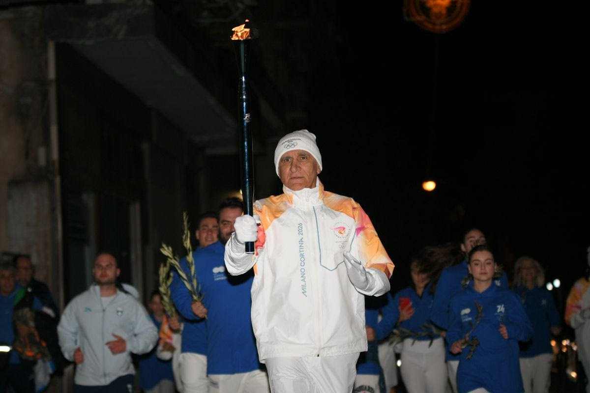 Ο Παναγιώτης Γιαννάκης έτρεξε με την Ολυμπιακή Φλόγα και άναψε το βωμό στη Λαμία