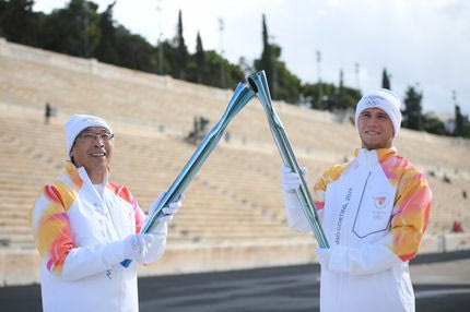 Ποιος είναι ο γιατρός - ερευνητής που ανακάλυψε φάρμακο για τον καρκίνο, έχει μετοχές στους Lakers και ήταν Λαμπαδηδρόμος