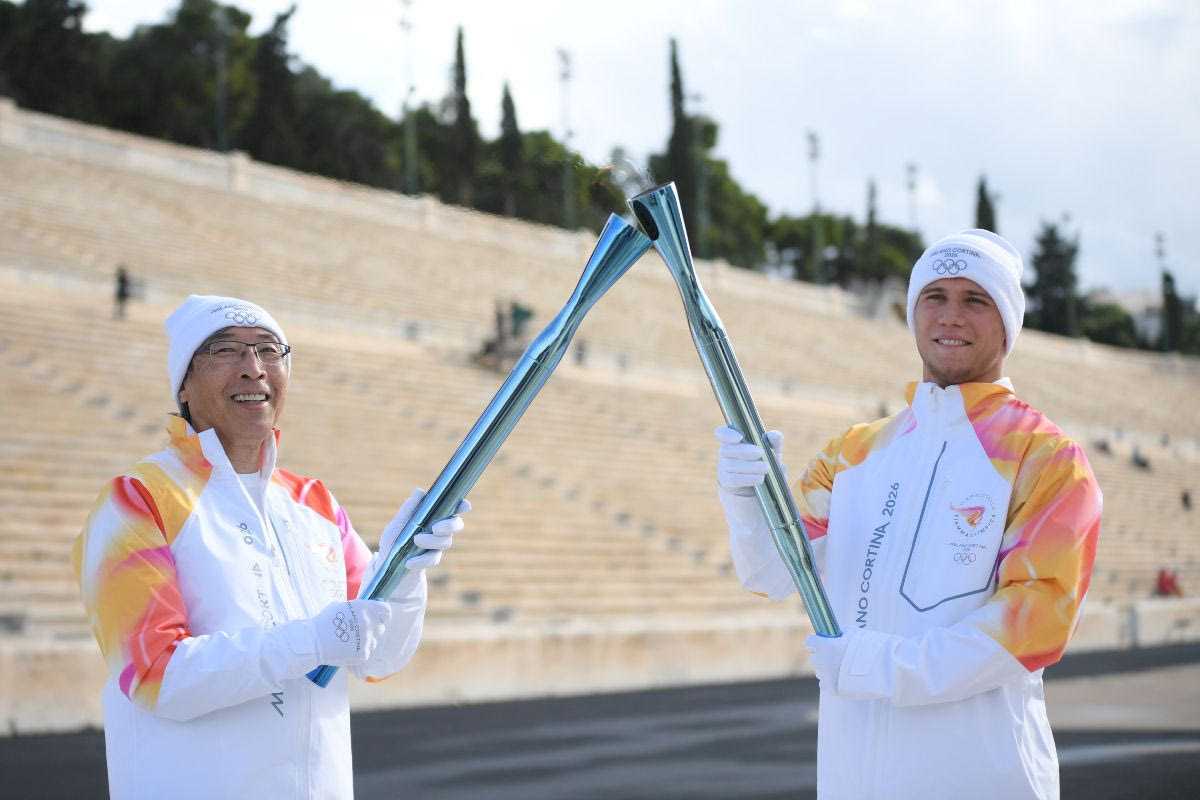 Ποιος είναι ο γιατρός – ερευνητής που ανακάλυψε φάρμακο για τον καρκίνο, έχει μετοχές στους Lakers και ήταν Λαμπαδηδρόμος