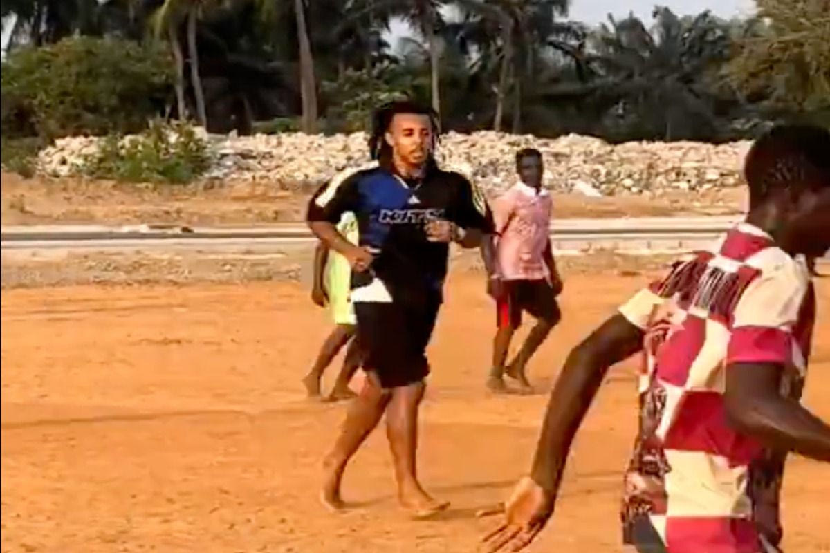 Μπαρτσελόνα: Ο Ζιλ Κουντέ επισκέφθηκε τον τόπο καταγωγής του και έπαιξε ξυπόλυτος μπάλα με τα παιδιά