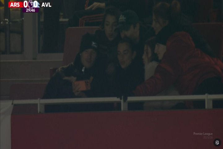 Η Ντούα Λίπα παρακολούθησε την αναμέτρηση Άρσεναλ – Άστον Βίλα από τις εξέδρες του Έμιρεϊτς