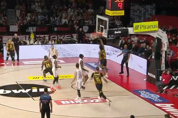 Μεγαλοπρεπέστατο tomahawk κάρφωμα του Σίλβα από την ασίστ του Μπάρτλεϊ στο Ολυμπιακός – ΑΕΚ
