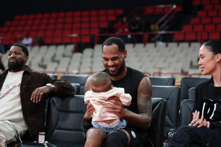 Ο Μόντε Μόρις με το παιδί του: Η πιο γλυκιά στιγμή στο ΣΕΦ λίγο πριν το Ολυμπιακός – Μπάγερν