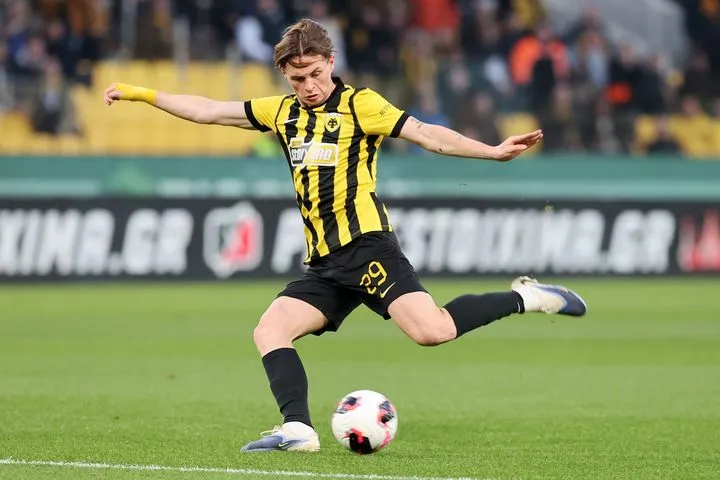 Δυνατό σουτ του Πένραϊς εκτός περιοχής, η μπάλα πέρασε ελάχιστα άουτ