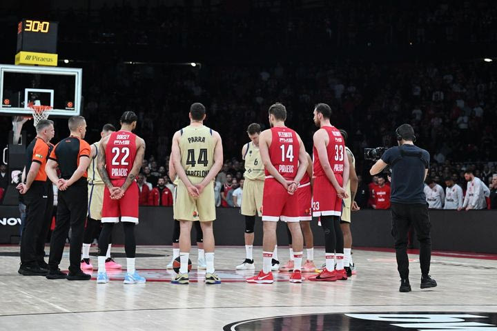 Ολυμπιακός – Μπαρτσελόνα: Σιγή ενός λεπτού στο ΣΕΦ για τα επτά θύματα του μοιραίου τροχαίου στη Ρουμανία