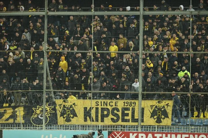 Κιτρίνισαν οι εξέδρες του Θεόδωρος Κολοκοτρώνης, περισσότεροι από δύο χιλιάδες φίλοι της ΑΕΚ στο γήπεδο