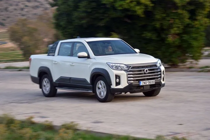 Δοκιμάζουμε το φιλόδοξο διπλοκάμπινο της KGM- Το Musso Grand με τους 202 ίππους παίζει “μεγάλη μπάλα”