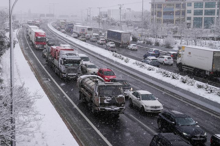 Code Red για τους οδηγούς: Επικίνδυνα καιρικά φαινόμενα, χιόνι και οδήγηση, τι προσέχουμε στο δρόμο