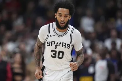 Παίκτης των Σπερς έβαλε 11 τρίποντα και ελάχιστοι το πήραν χαμπάρι: Κέρασε Σαμπάνι(α) με ρεκόρ τους Νικς