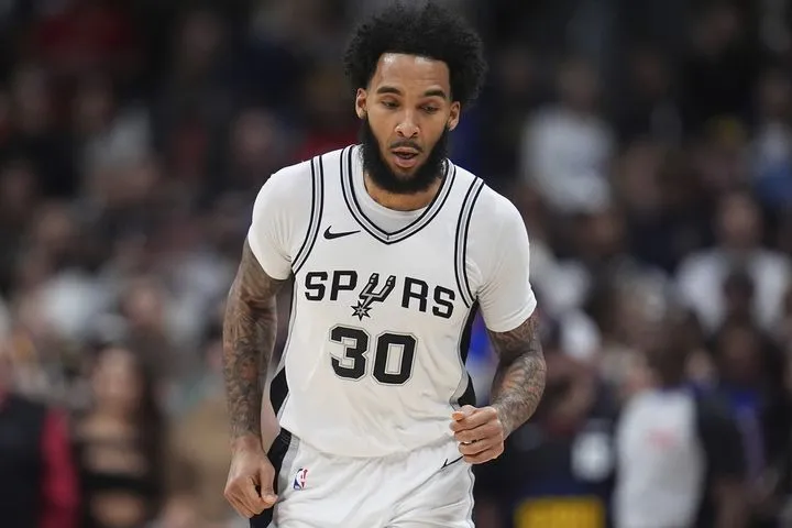 Παίκτης των Σπερς έβαλε 11 τρίποντα και ελάχιστοι το πήραν χαμπάρι: Κέρασε Σαμπάνι(α) με ρεκόρ τους Νικς