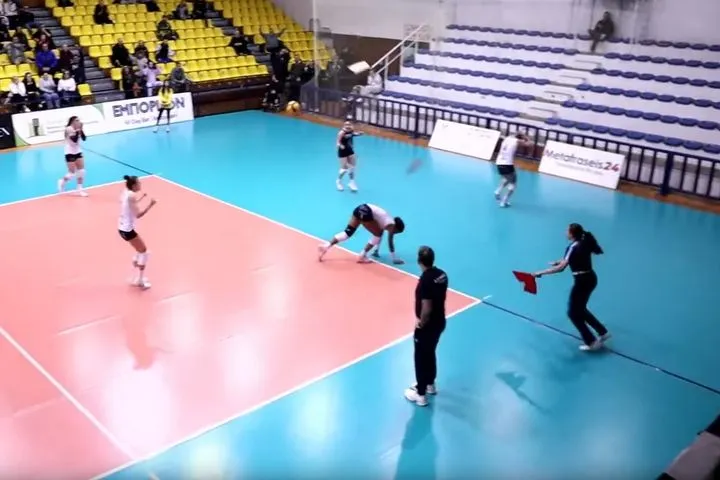 Κομμάτια από το ταβάνι έπεσαν δίπλα σε παίκτρια, την ώρα του αγώνα Άρης – ΑΟ Θήρας