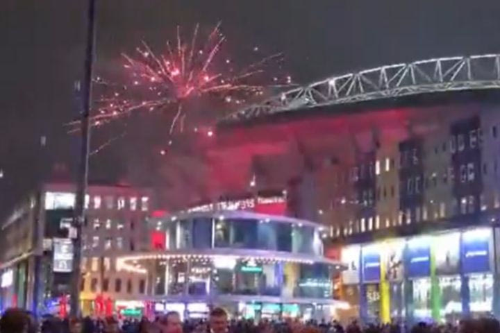 Άγιαξ – Ολυμπιακός: Οι φίλοι του Αίαντα κατευθύνθηκαν στη Γιόχαν Κρόιφ Αρένα εν μέσω πυροτεχνημάτων