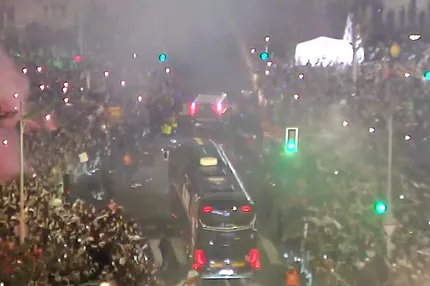 Απόλυτη παράνοια: Πανζουρλισμός στο Αλμπαθέτε στην παρέλαση των θριαμβευτών της ιστορικής νίκης επί της Ρεάλ