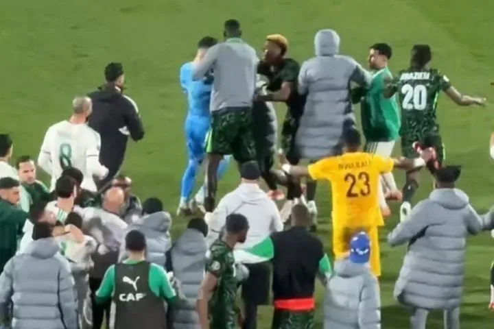 Χαμός μετά το τέλος του Αλγερία – Νιγηρία: Πιάστηκαν στα χέρια παίκτες, οι Αλγερινοί την “έπεσαν” στη διαιτητική ομάδα