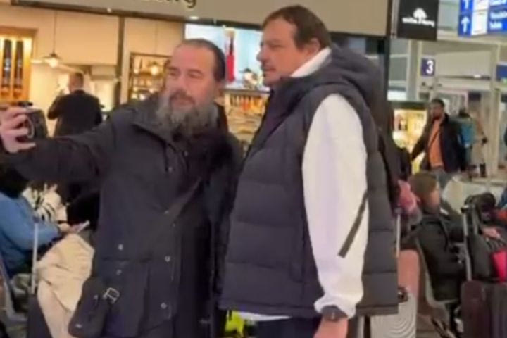 Παναθηναϊκός AKTOR: Ιερέας σταμάτησε τον Έργκιν Αταμάν για selfie στο αεροδρόμιο