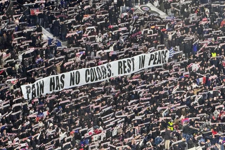 Λιόν – ΠΑΟΚ: Η ανατριχιαστική σιγή ενός λεπτού στην Groupama Arena, με τους οπαδούς της Γάλλων να σηκώνουν πανό “Ο πόνος δεν έχει χρώματα, αναπαυθείτε εν ειρήνη” και να ανάβουν οκτώ πυρσούς