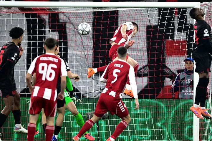 Ο Κοστίνια με καρφωτή κεφαλιά σόκαρε τη Λεβερκούζεν στο 2′