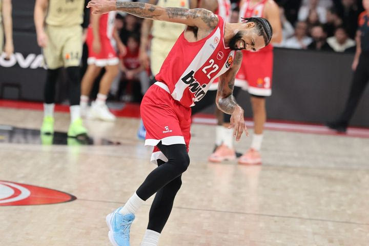 Ολυμπιακός – Μπαρτσελόνα: Ο Ντόρσεϊ γύρισε το πόδι του και αποχώρησε για τα αποδυτήρια