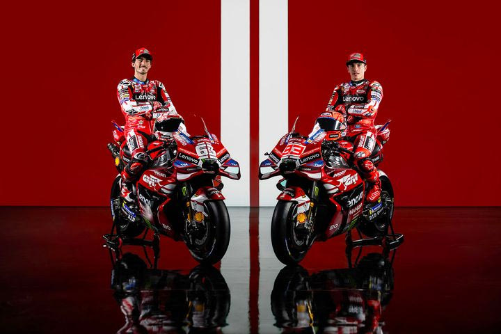 Με ρετρό χρώματα η Ducati GP26 που παρουσίασαν οι Μαρκ Μάρκεζ και Πέκο Μπανάια