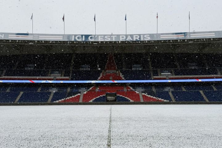 Το Παρκ ντε Πρενς “ντύθηκε” στα λευκά: Χιονισμένο το γήπεδο της Παρί Σεν Ζερμέν