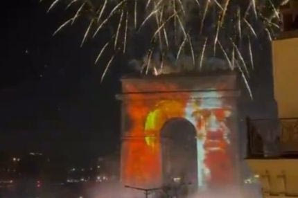 Το Παρίσι υποδέχτηκε το 2026 με τον Ουσμάν Ντεμπελέ να "φωτίζει" την Αψίδα του Θριάμβου