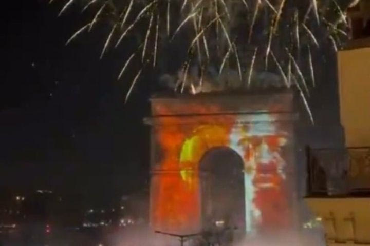 Παρί Σεν Ζερμέν: Το Παρίσι υποδέχτηκε το 2026 με τον Ουσμάν Ντεμπελέ να “φωτίζει” την Αψίδα του Θριάμβου