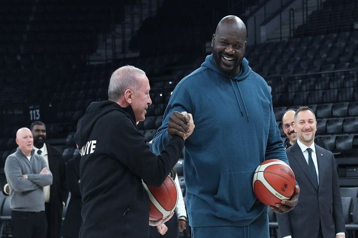 Απρόσμενη συνάντηση στην Κωνσταντινούπολη: Ο Σακίλ Ο’Νιλ έπαιξε μπάσκετ δίπλα στον Ρετζέπ Ταγίπ Ερντογάν