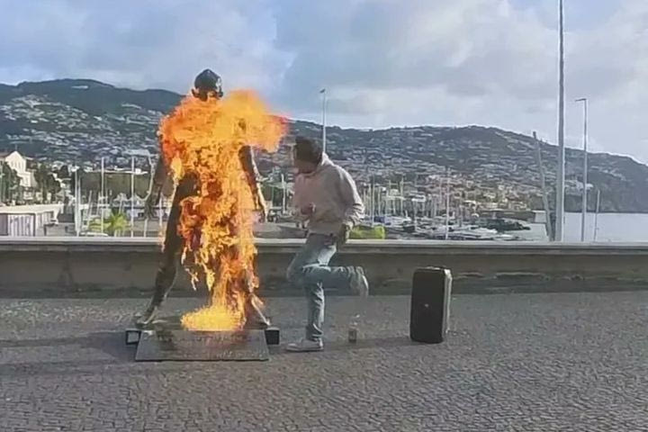 Ρονάλντο: Έβαλαν φωτιά στο άγαλμά του έξω από το Μουσείο CR7 στην Πορτογαλία