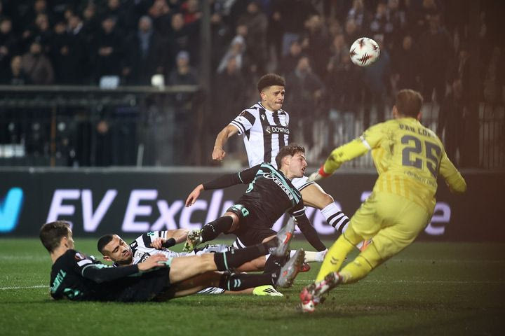 Σέντρα-ξυράφι από τον Ζίβκοβιτς, ο Γιακουμάκης δεν κατάφερε να στείλει την μπάλα στα δίχτυα με προβολή