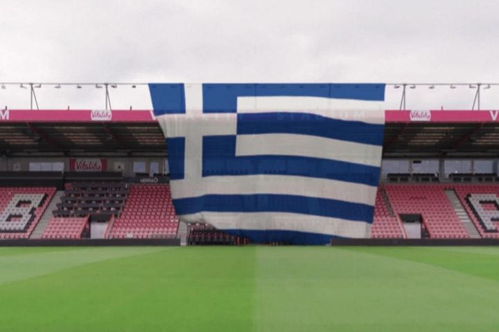 Η Μπόρνμουθ ανακοίνωσε τον Χρήστο Μανδά με τεράστια ελληνική σημαία στο γήπεδό της