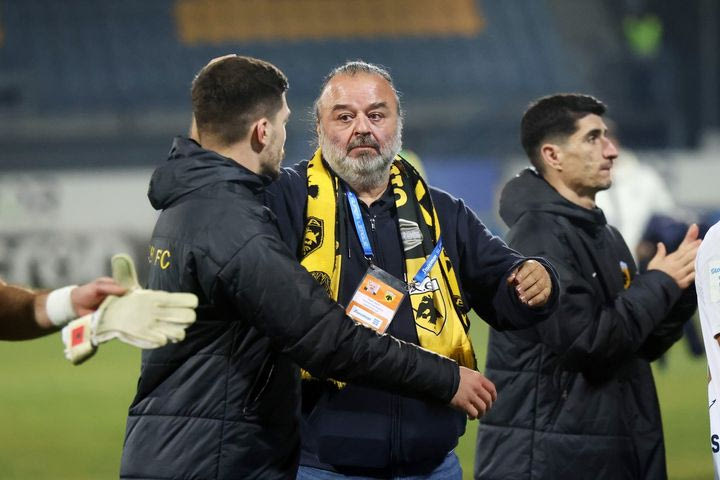 ΑΕΚ: VIDEOS του SPORT24 με το τραγούδι των παικτών με τον κόσμο στο φινάλε και το φιλί του Ηλιόπουλου στον Γιόβιτς