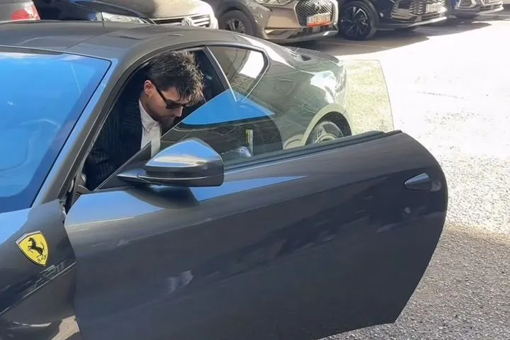 Ξεχώρισε στην άφιξή του στο Telecom Center Athens ο Χουάντσο Ερνανγκόμεθ με το στυλ και το πολυτελές αυτοκίνητό του