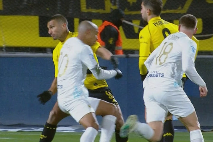 Άρης – ΑΕΚ: Οι κίτρινοι σκόραραν με τον Ντούντου για το 2-1, όμως το τέρμα ακυρώθηκε για φάουλ του Ρόουζ στον Ζοάο Μάριο