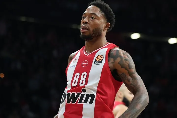 Αγριεμένος πάτησε το παρκέ ο Ταϊρίκ Τζόουνς: Ασίστ στον αιφνιδιασμό και αμυνάρα στον Λούντμπεργκ μετά την αλλαγή στο σκριν