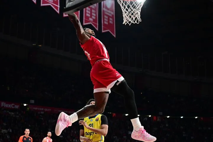 Showime στο ΣΕΦ: Ο Γουόρντ ύψωσε και ο Ταϊρίκ Τζόουνς κάρφωσε εμφατικά στο καλάθι της Μακάμπι