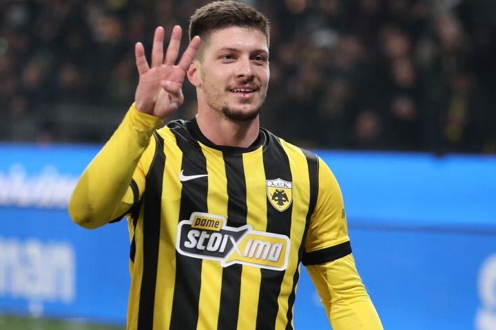 ΑΕΚ: Η UEFA αποθέωσε τον Γιόβιτς για την επαφή του με τα δίχτυα στα τελευταία ματς