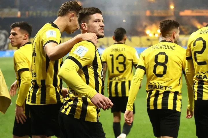 Ο Γιόβιτς χτύπησε με βολ πλανέ και έγραψε το 2-0 για την ΑΕΚ απέναντι στον Παναθηναϊκό