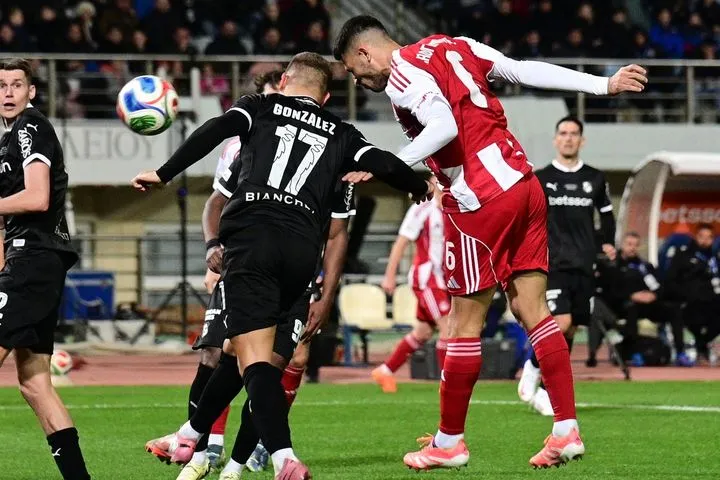 Ο Καλογερόπουλος με κεφαλιά μετά από φάουλ-ασίστ του Μουζακίτη έγραψε το 2-0 για τον Ολυμπιακό