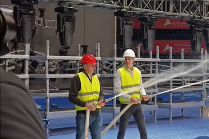 Ο άλλοτε παίκτης του Ολυμπιακού, Μάρκο Κέσελ, πήρε τη μάνικα και άρχισε να γεμίζει την πισίνα στην Belgrade Arena