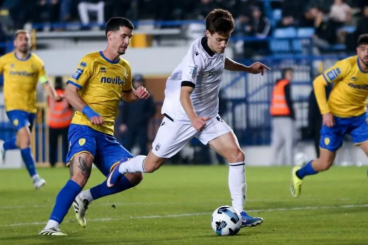 Ο Κωνσταντέλιας πλάσαρε από κοντά από το γύρισμα του Μπάμπα και έγραψε το 3-0 για τον ΠΑΟΚ