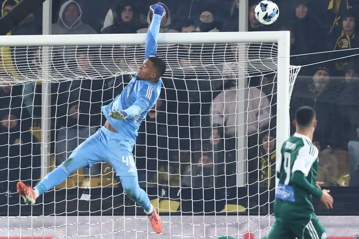 Ο Γκατσίνοβιτς έστειλε την μπάλα στο δοκάρι με σέντρα-σουτ από πλάγια θέση