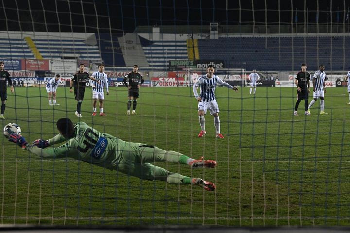 Από μοιραίος, ωραίος: Ο Λαφόν ανέτρεψε τον Μπάκου και στη συνέχεια απέκρουσε το πέναλτι του Μίχορλ