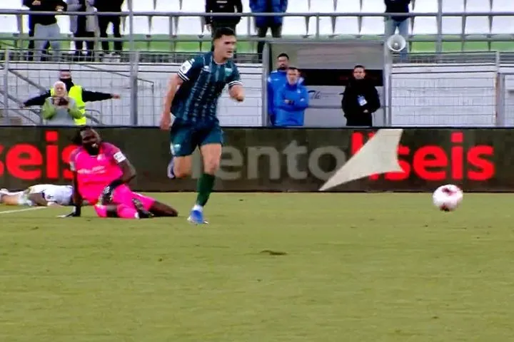 Λάθος του Ραμίρες, ο Μπάλτσι έκλεψε και σούταρε σε κενή εστία για το 2-0 του Λεβαδειακού στο 90+4′