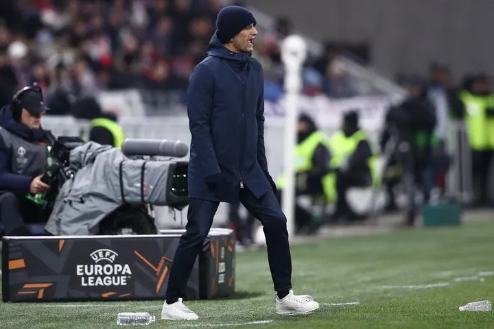 Λιόν – ΠΑΟΚ: Ο Λουτσέσκου πέταξε μπουκάλι στον αγωνιστικό χώρο και αντίκρισε την κόκκινη κάρτα