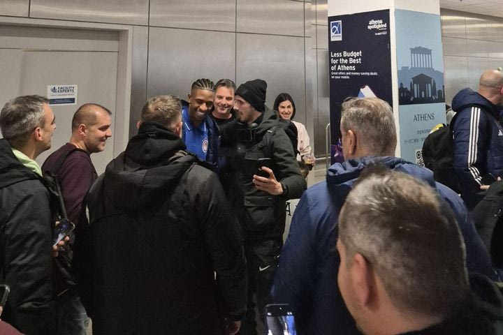 Ολυμπιακός: Πόλος έλξης ο Αντρέ Λουίς για τους φίλους των ερυθρόλευκων, έβγαλε φωτογραφίες και υπέγραψε αυτόγραφα στο αεροδρόμιο