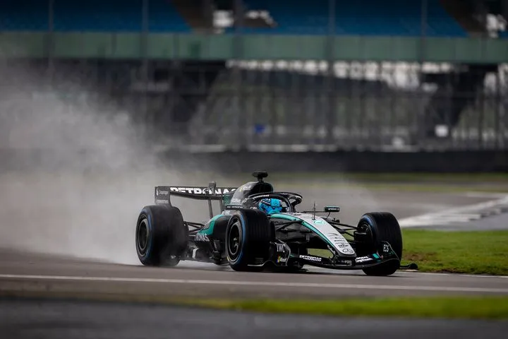 Πώς τα πήγε η νέα Mercedes W17 στα πρώτα της χιλιόμετρα, στο βροχερό Σίλβερστοουν