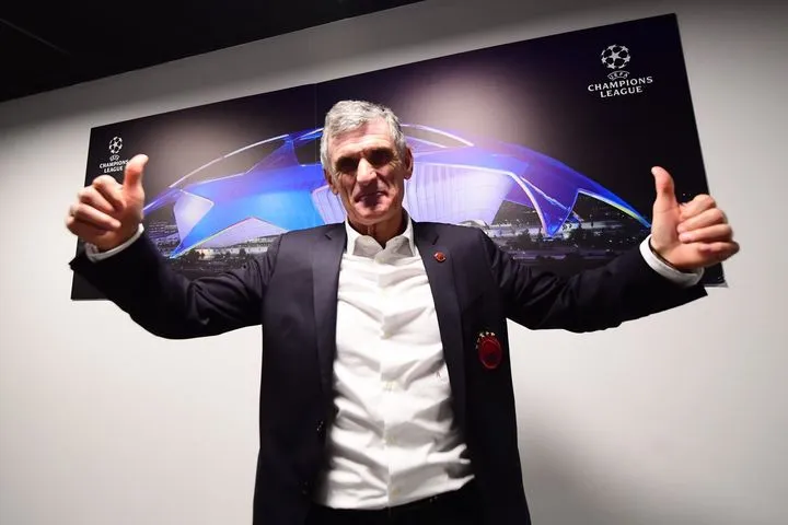 Ολυμπιακός: Η πανηγυρική φωτογραφία του Μεντιλίμπαρ από τα αποδυτήρια μετά τη μεγάλη νίκη επί του Άγιαξ