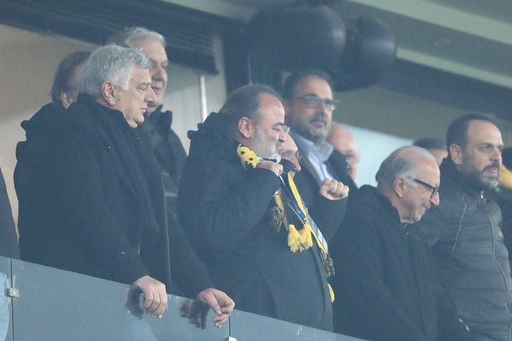 ΑΕΚ: Οι σφιγμένες γροθιές του Μάριου Ηλιόπουλου μετά τα γκολ του Γιόβιτς